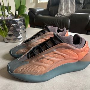 Yeezys shoes mint condition run like 11